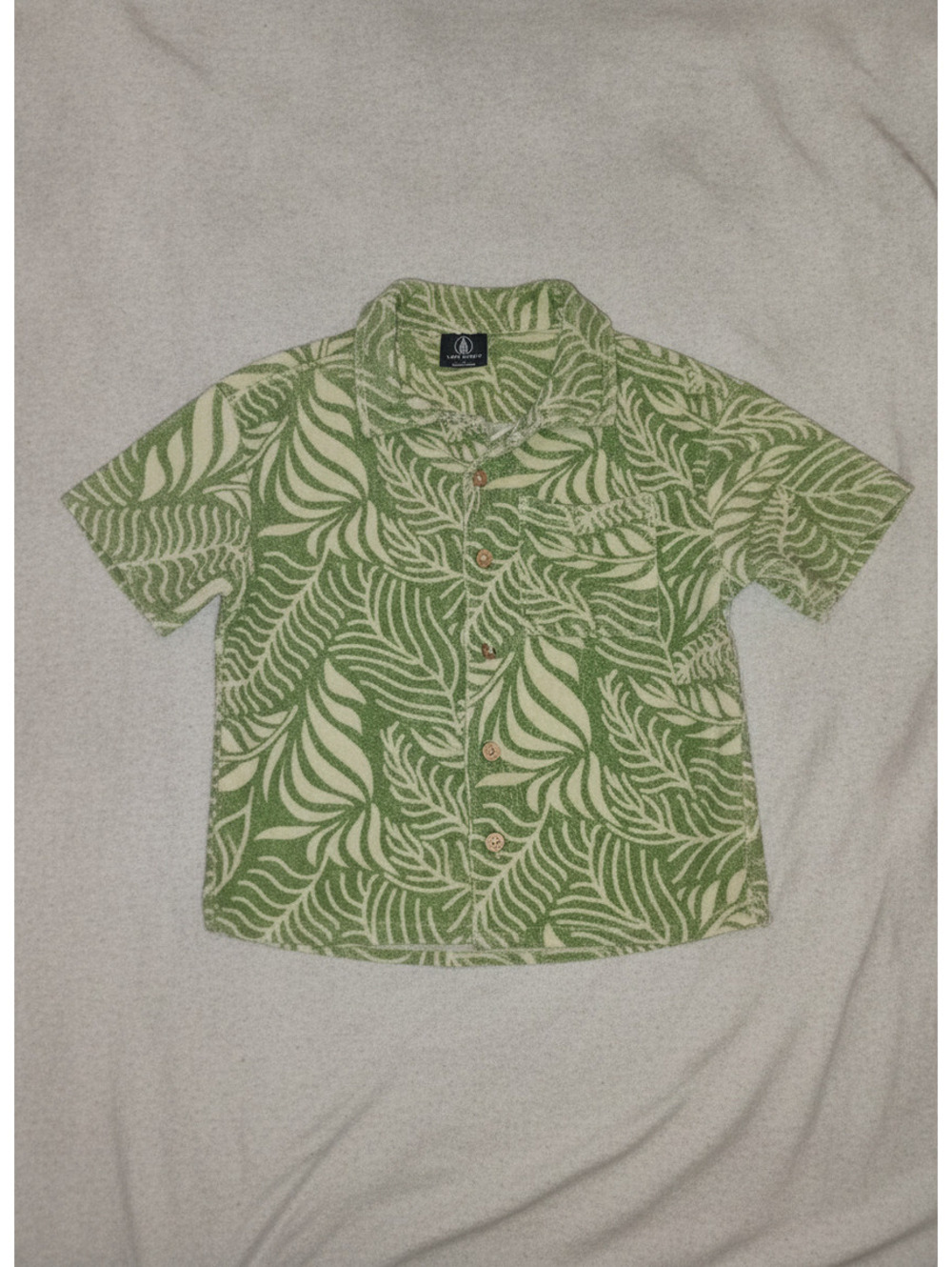 Volcom Green and Cream Leaf Pattern Short Sleeve Shirt Size S